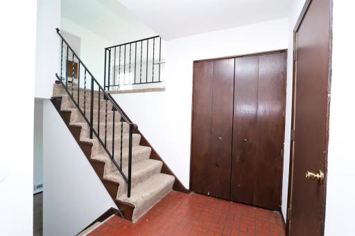Split entry Stair way