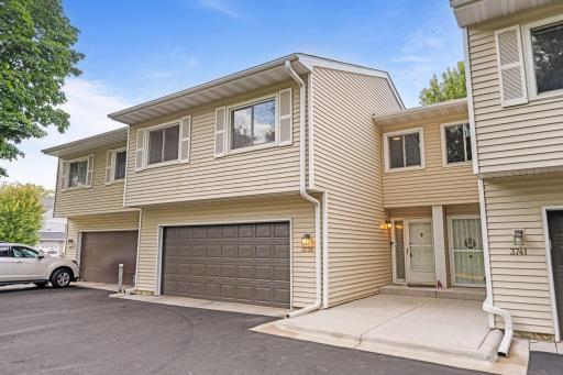 Welcome to this renovated TH minutes from Hwy 35 and 694