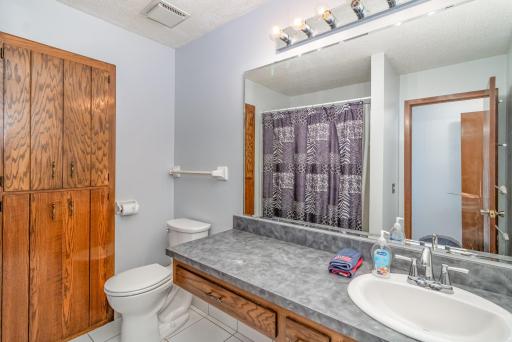 Upper level walkthrough bath
