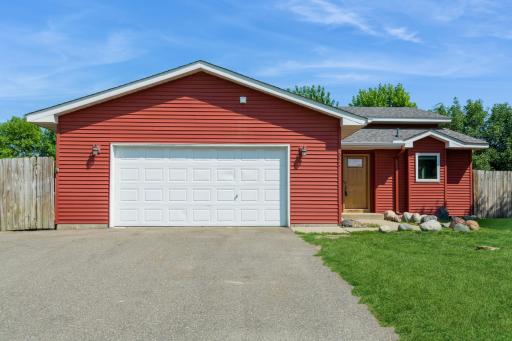 05_4624PondViewCir_573_FrontView_DownloadforMLS_2000x1333.jpg
