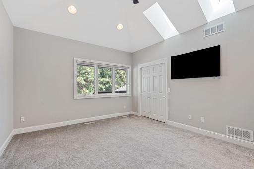 9 Red Forest Way, Saint Paul, MN 55127