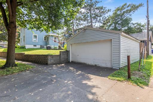 2093 Roblyn Avenue, Saint Paul, MN 55104