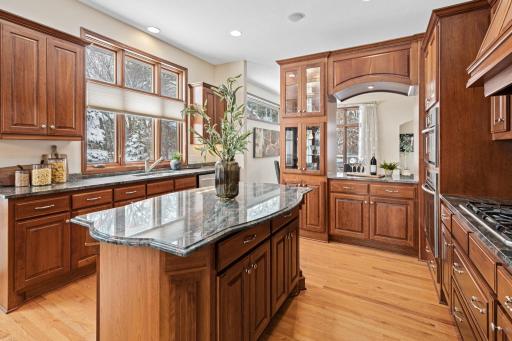 2202 Midland View Court N, Saint Paul, MN 55113
