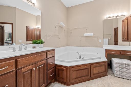 2202 Midland View Court N, Saint Paul, MN 55113