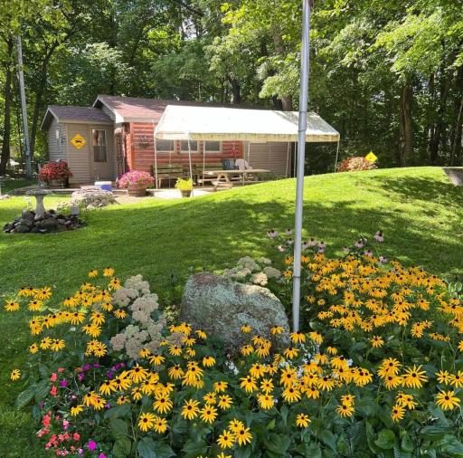 Cute as can be seasonal cabin getaway property on Hunters Point MilleLacs! Easy maintenance with mostly steel siding and an appealing "log cabin" front view!