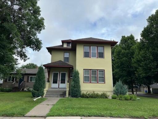 877 Cottage Avenue E, Saint Paul, MN 55106