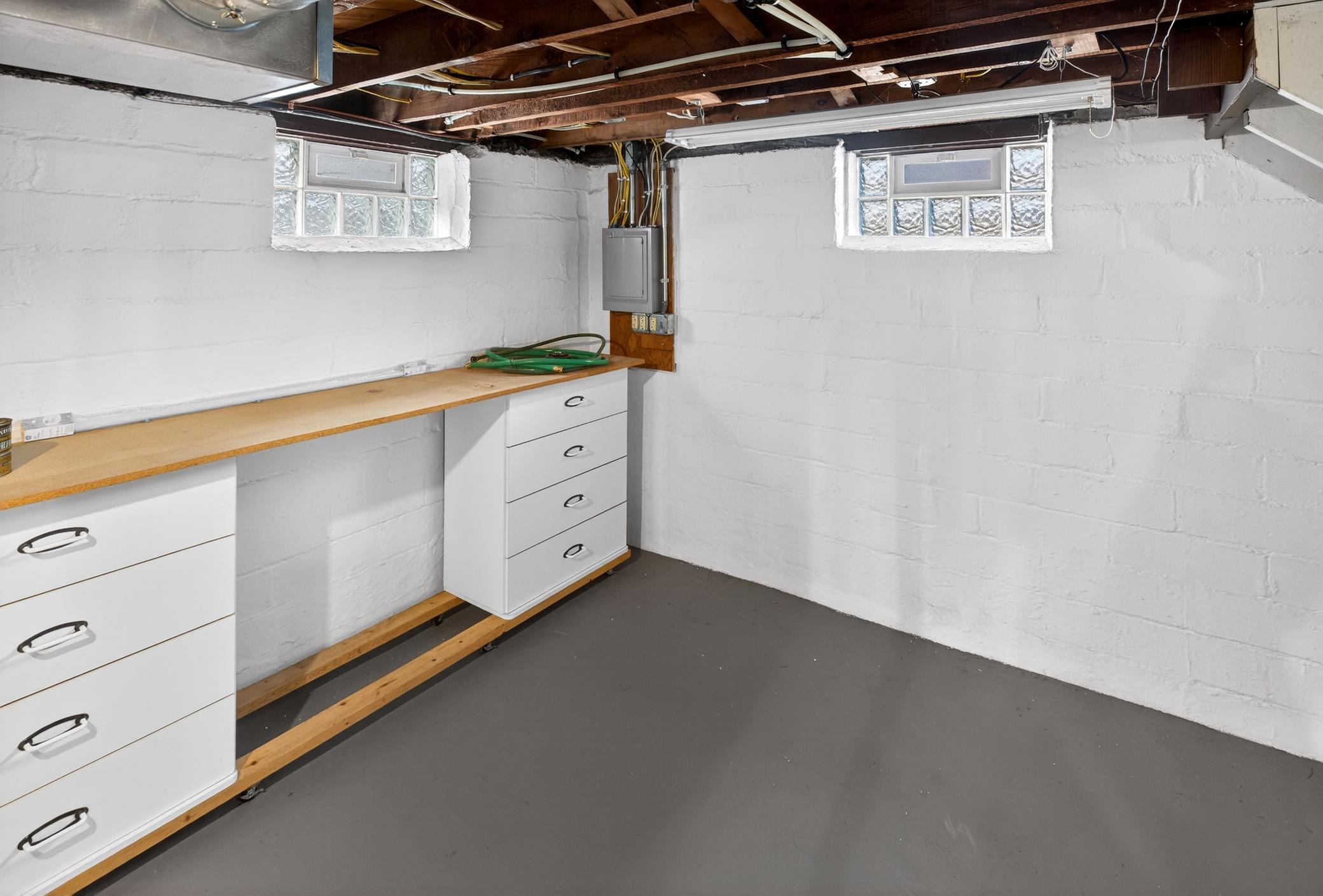 Work bench to stay with home.