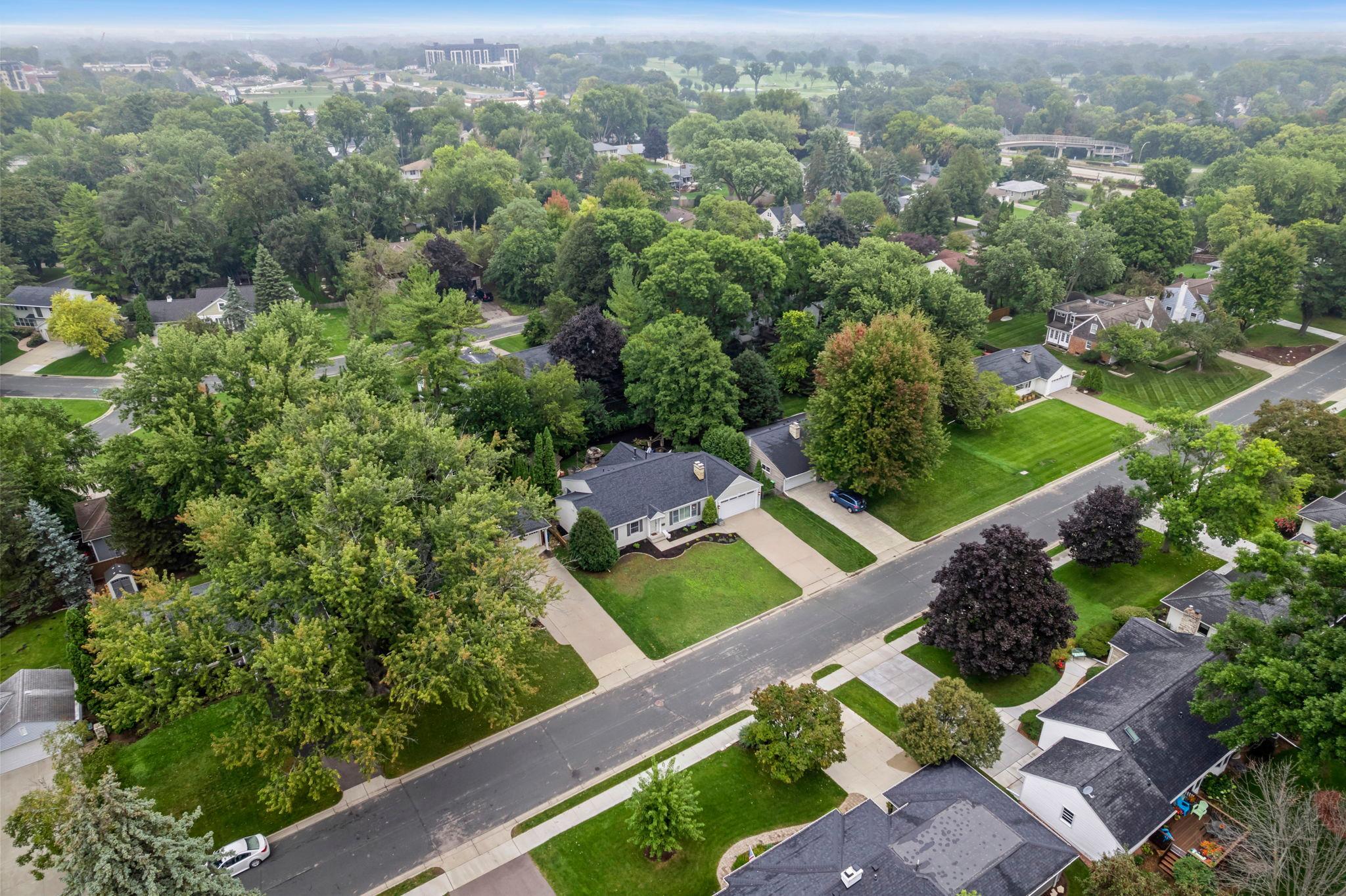 Nestled within the top-rated Edina School District, combines the privacy of a quiet neighborhood with unbeatable convenience—just minutes from the Edina Community Center, parks and lakes, Edina Country Club, and the city’s best shopping and dining.