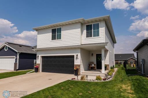 8040 Goldfinch Drive, Horace, ND 58047