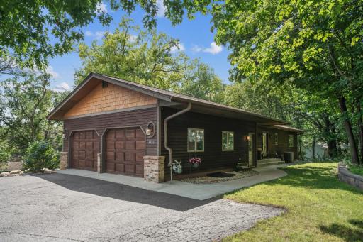 9520 Lakeview Circle, Chaska, MN 55318