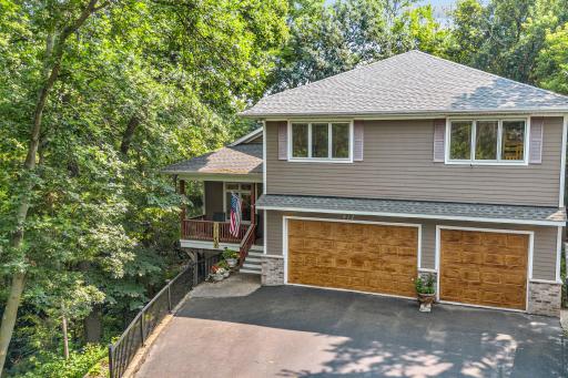 Walking distance from downtown Victoria, the Carver Park Reserve off-leash dog park and access to the Lake Minnetonka Regional Bike Trail.