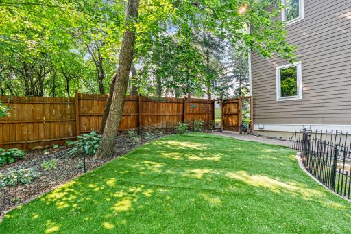 917 Parkview Lane, Victoria, MN 55386