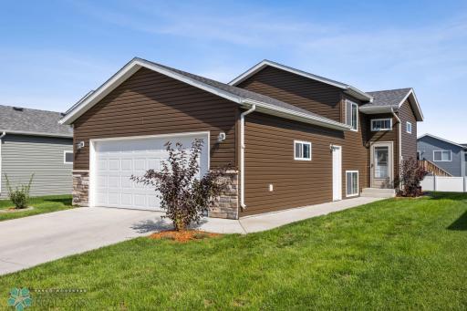 6749 70th Avenue S, Horace, ND 58047
