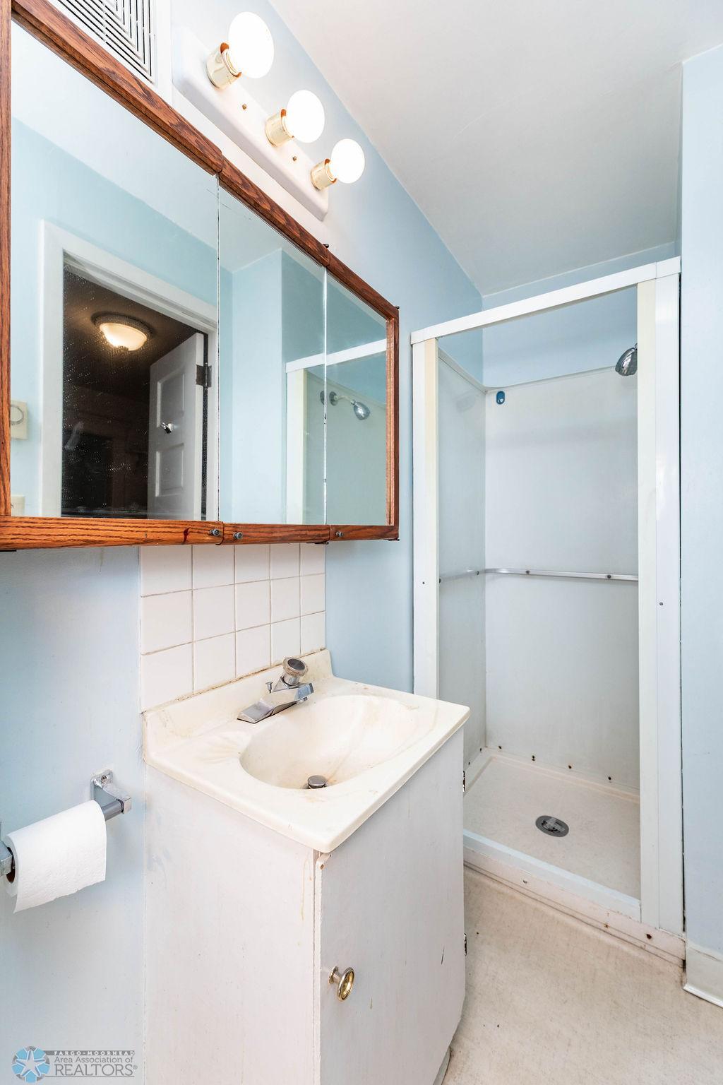 Unit 3 Bathroom w Shower