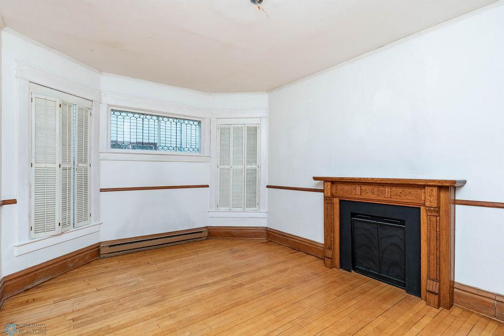 Fireplace is ONLY for decoration.. but sure looks nice.