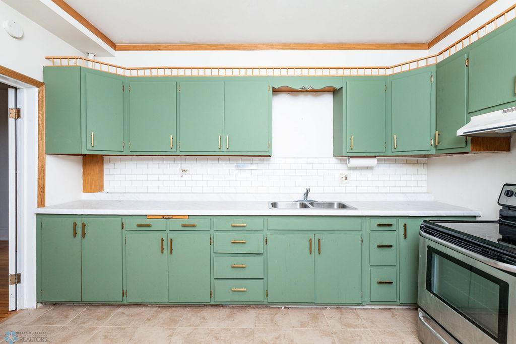 Nice Cabinets with Lots of Cabinets