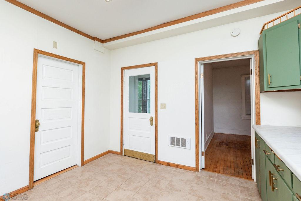 Door from Kitchen to Back Sun Room