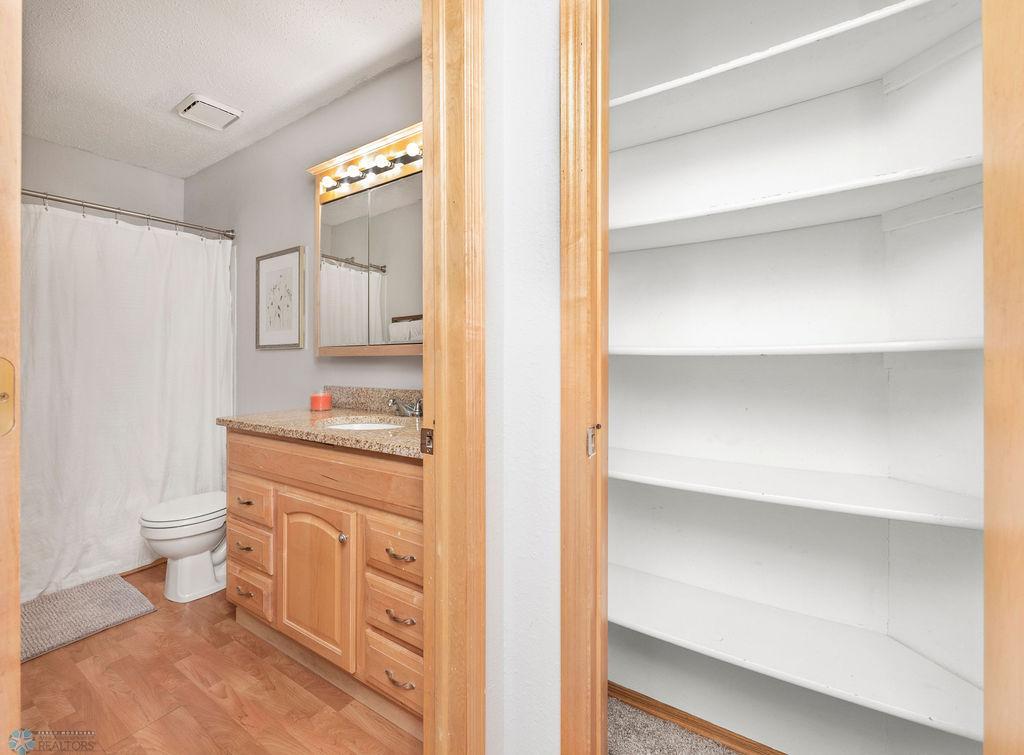 Closet/Bathroom