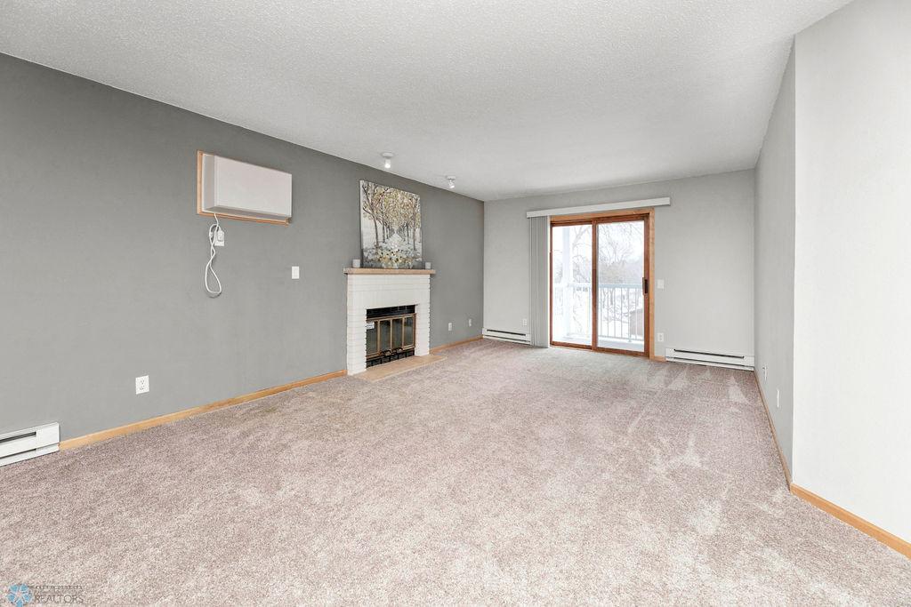 Living Room/Balcony
