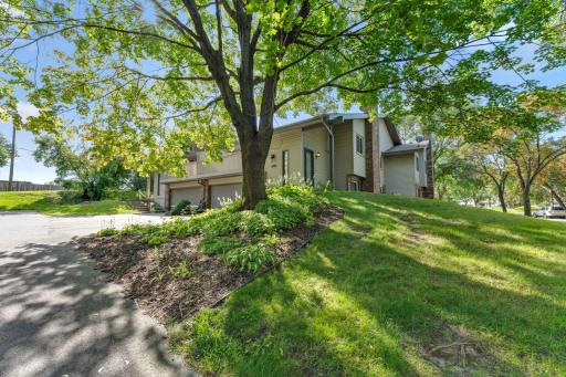9657 Hampshire Lane, Eden Prairie, MN 55347