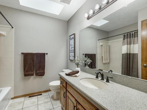 25 - Bathroom.jpg