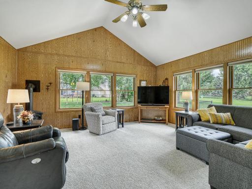 16 - Sunroom.jpg