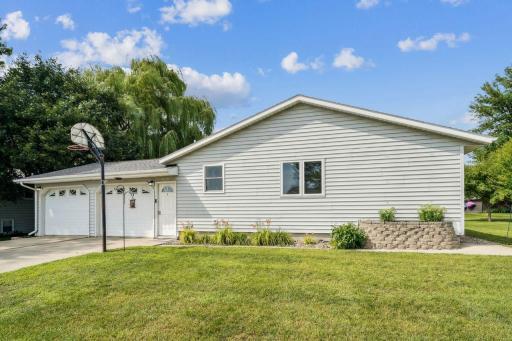 620 Ranchwood Drive, Bird Island, MN 55310
