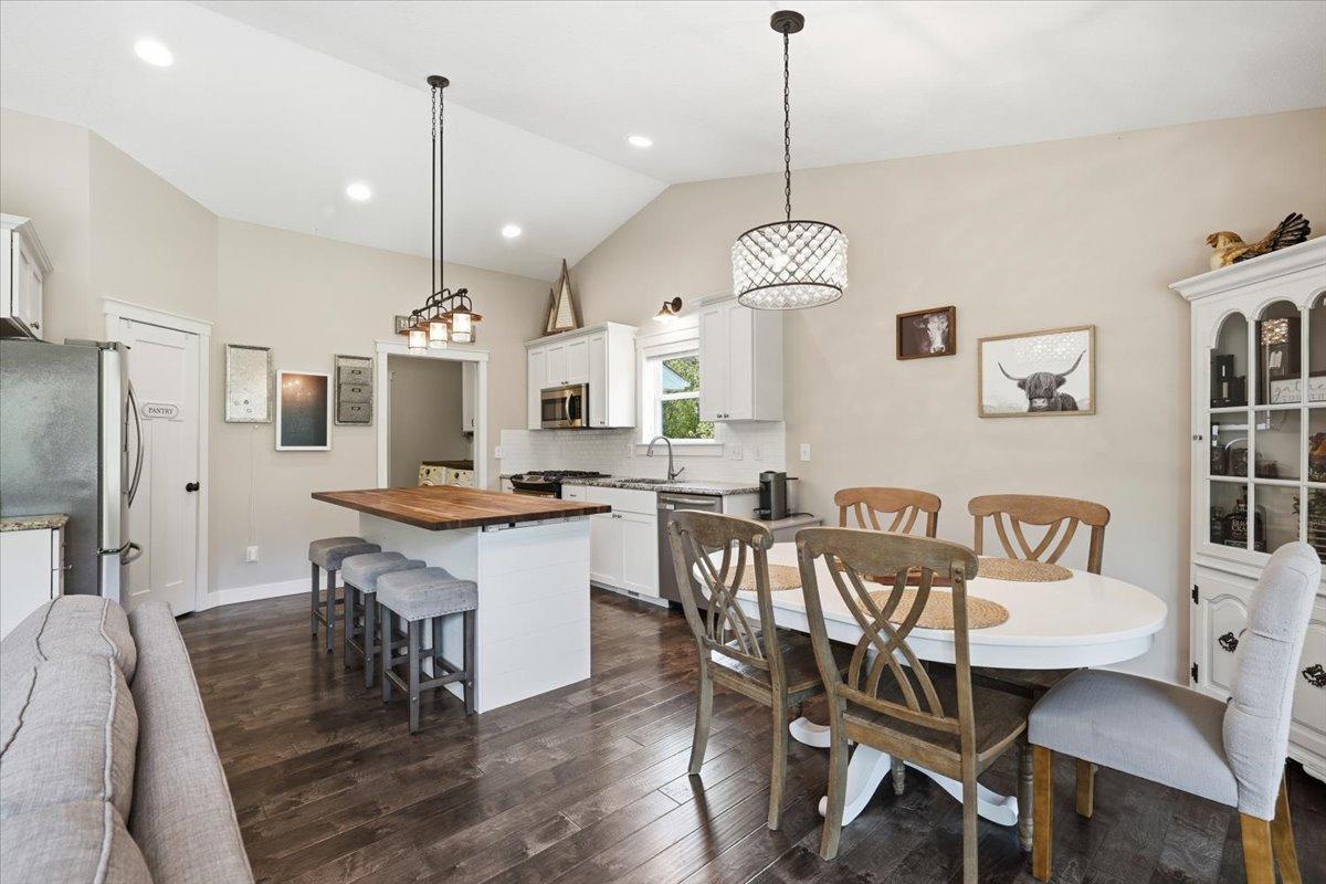Informal dining, great for entertaining