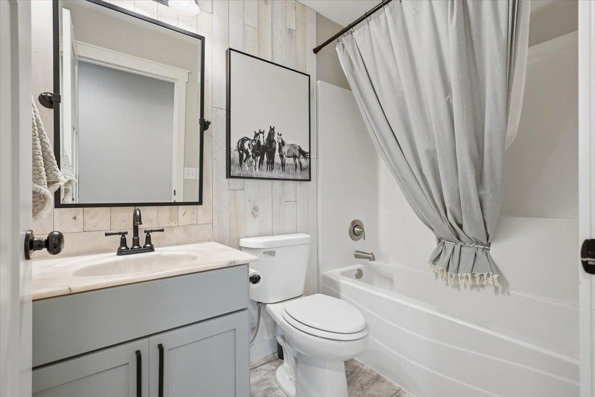 Full bathroom located next to the secondary and third bedroom