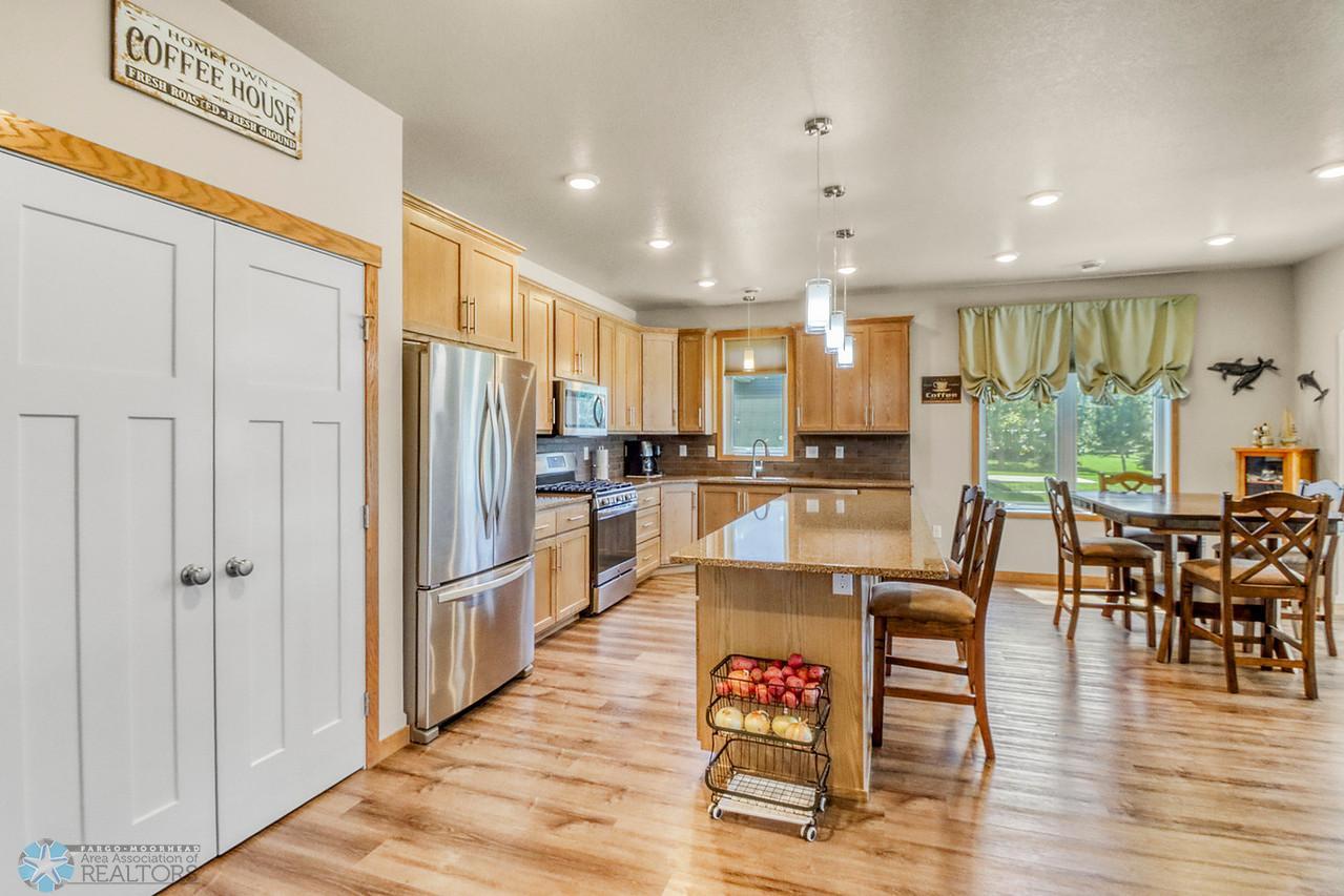 5Kitchen1_1-1280.JPG