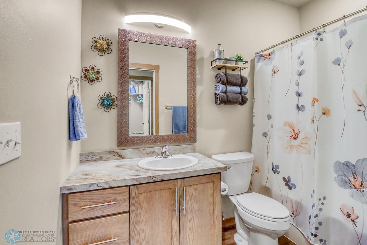 31Bathroom1_0-1280.JPG