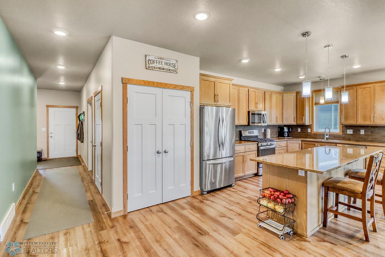 26Kitchen1_0-1280.JPG