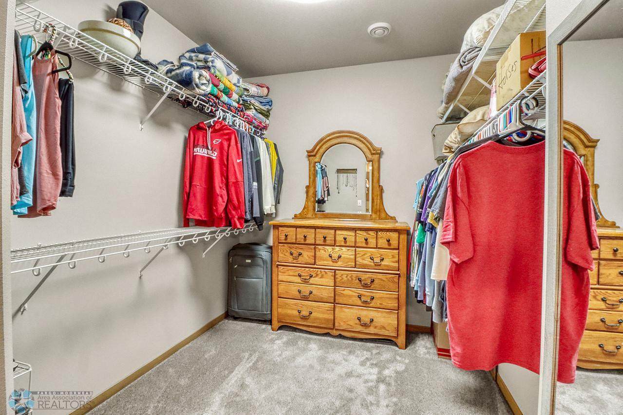 25Primary Closet1_1-1280.JPG