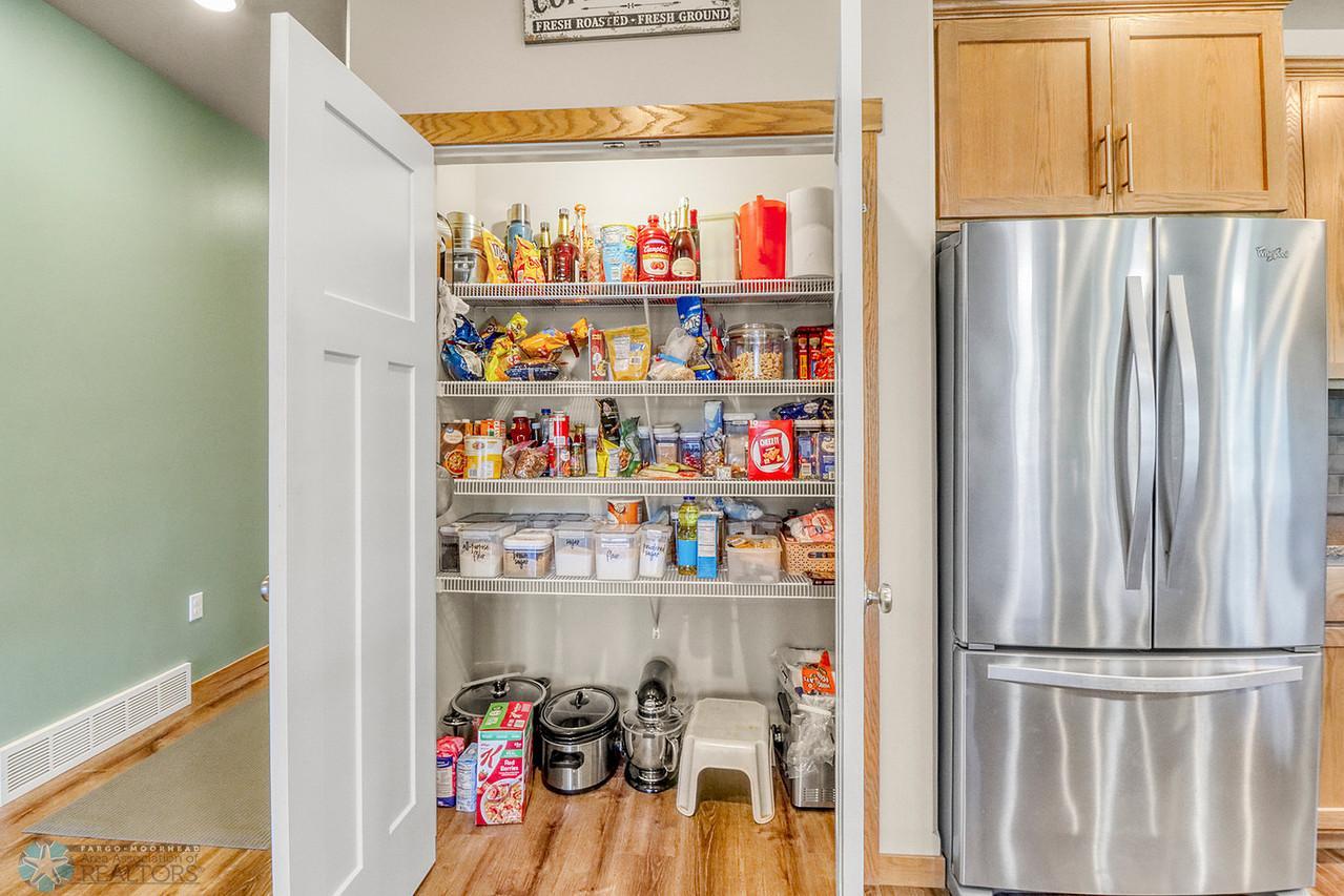 27Kitchen_Pantry1_1-1280.JPG