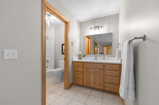 Bedroom Threeâs private en-suite bathroom.