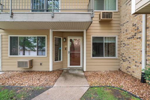 Charming direct-access condo in the heart of St. Louis Park! Just blocks from Lifetime Fitness and the Shops at West End.