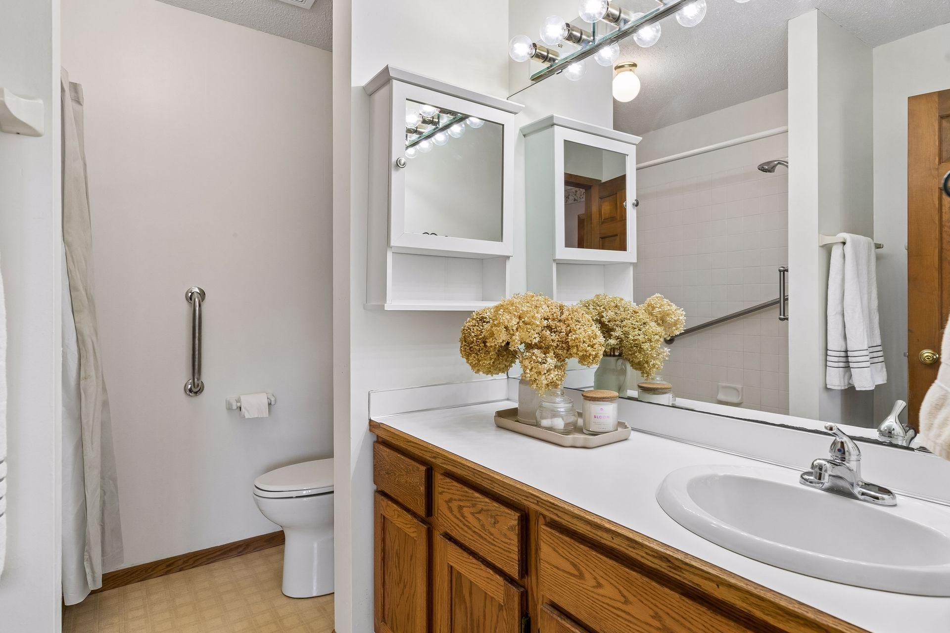 Primary bath has full tub/shower