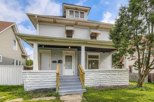 597 Geranium Ave E - Web Quality - 001 - 02 Exterior Front.jpg