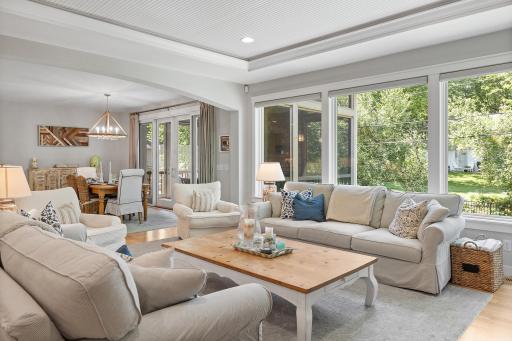 Great Entertaining Spaces! 9 Foot Ceillings!