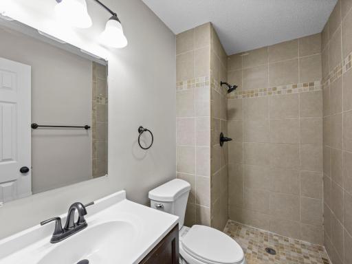 24-web-or-mls-5900 W 139th St (141 of 187).jpg