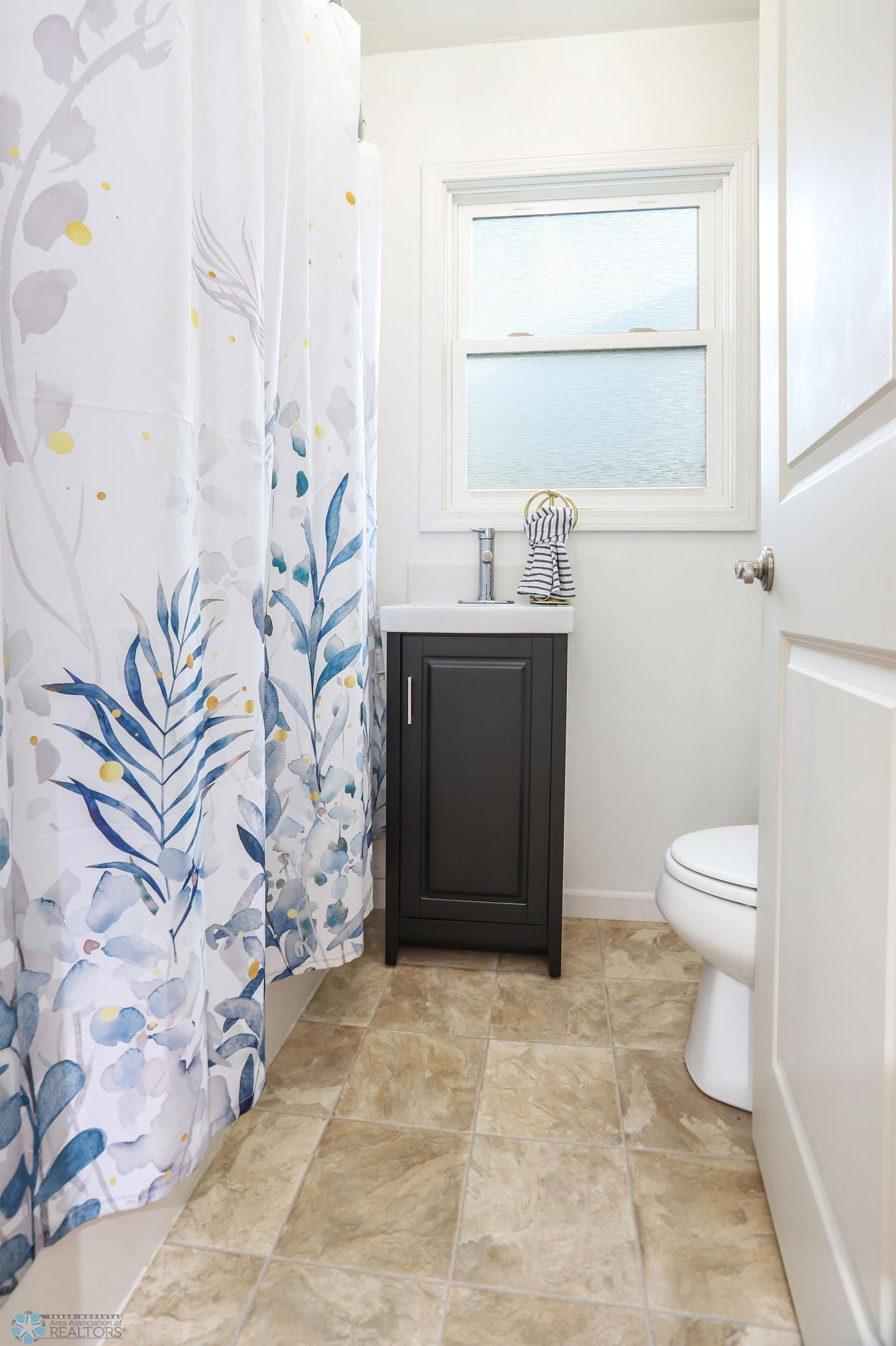Full bath in primary on main level
