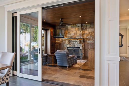 Den (multi-slide door system)