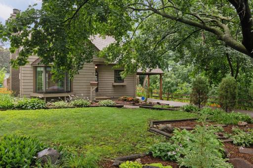 Front Yard - check out the privacy along the south yard