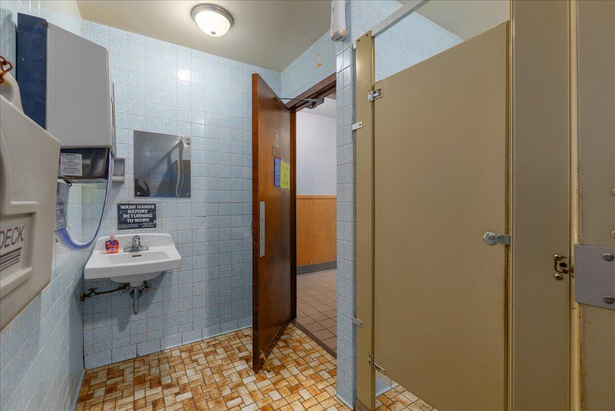 27-Bathroom.jpg