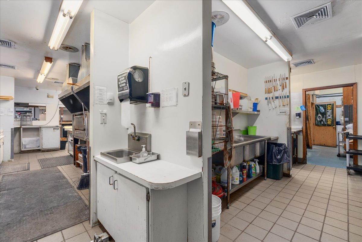 16-Kitchen.jpg