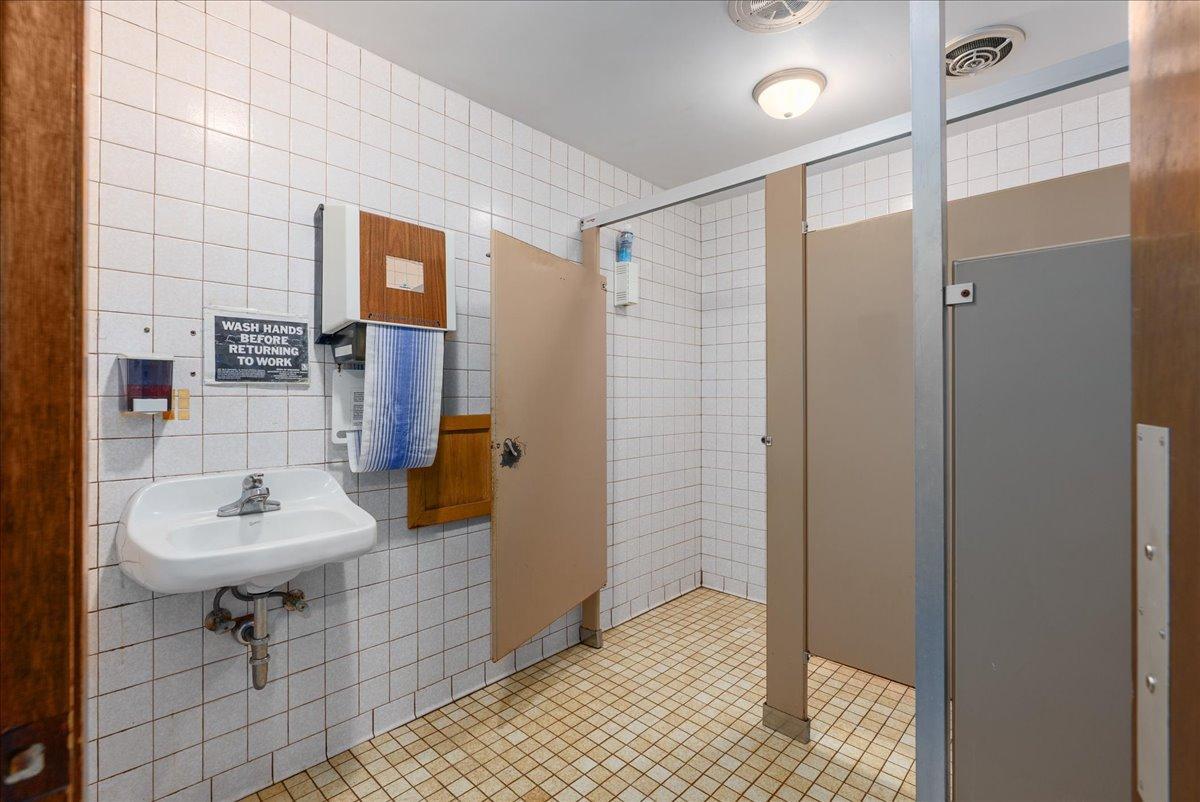26-Bathroom.jpg