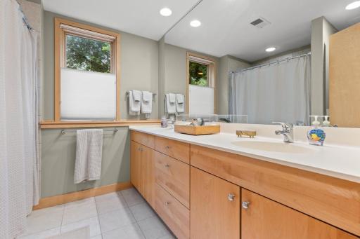 8692 Wynstone Pass, Eden Prairie, MN 55347