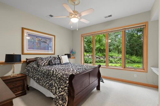 8692 Wynstone Pass, Eden Prairie, MN 55347
