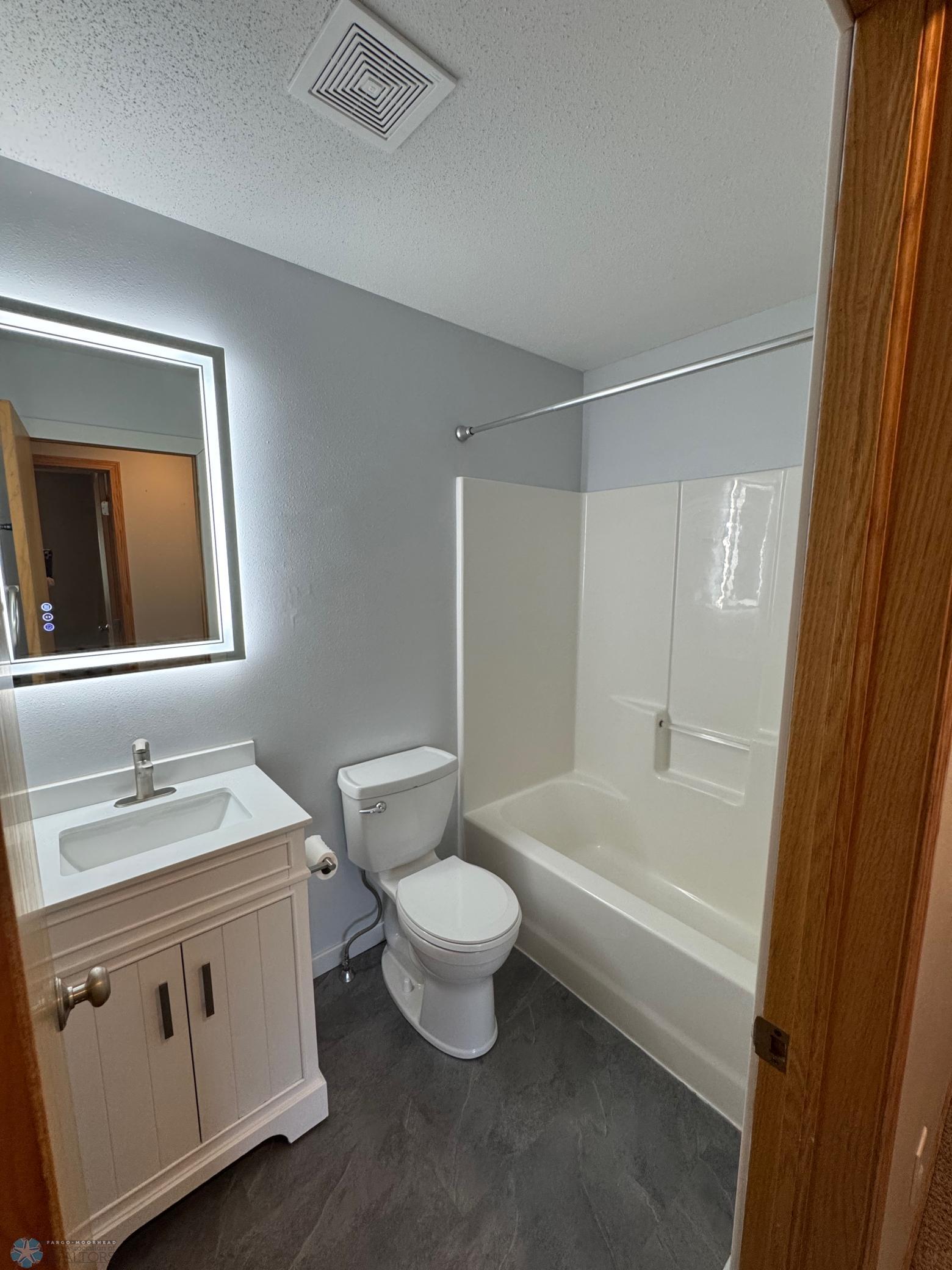 Upstairs Full Bathroom