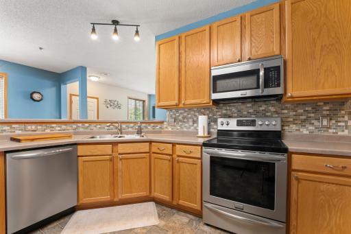 Great Sink Placement in the Breakfast Bar-Open to All